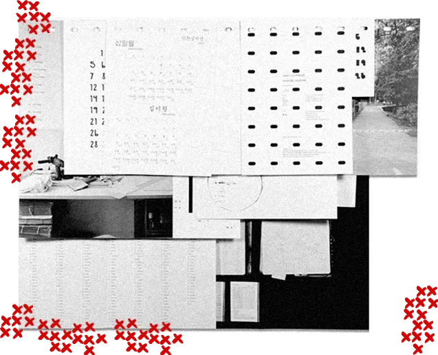 Colagem em preto e branco formada por sobreposição de documentos, tabelas, papéis e uma fotografia de caminho arborizado. A composição é fragmentada e geométrica, com áreas cortadas e sobrepostas. Pequenos “X” vermelhos aparecem distribuídos nas bordas da imagem, criando contraste com o fundo monocromático.