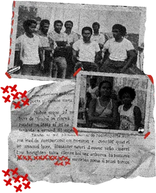 Uma colagem artística em preto e branco, com texturas que lembram retículas de jornal ou impressões antigas. A imagem é composta por fragmentos de fotografias de pessoas negras, recortes de textos e elementos gráficos manuais. Fotografias: No centro e nas laterais, aparecem retratos de família e fotos de grupo. Destacam-se uma mulher jovem sentada em um ambiente doméstico (canto inferior esquerdo), um grupo de pessoas em cadeiras (centro superior) e uma foto de duas mulheres (canto inferior direito). Há também pequenas silhuetas de pessoas caminhando inseridas entre os recortes. Textos: Pedaços de papel com textos impressos estão espalhados pela composição, servindo como fundo para as fotos. As letras são pequenas e nem sempre legíveis, sugerindo documentos ou cartas antigas. Elementos Gráficos: A imagem é marcada por intervenções em vermelho vibrante, que contrastam com o preto e branco. Esses elementos incluem linhas pontilhadas que atravessam a imagem, pequenas cruzes (X) enfileiradas e manchas que lembram marcas de caneta ou costuras, conectando visualmente as diferentes memórias e fragmentos. A composição tem um aspecto de "arquivo de memória" ou "álbum de recortes", transmitindo uma sensação de preservação histórica e pessoal.